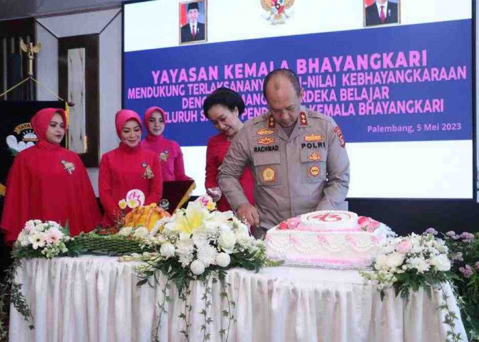  Ikuti Zoom HUT Yayasan Kemala Bhayangkari Ke-43, Kapolda Sumsel Potong Kue Ultah