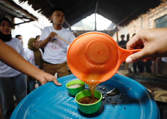 Cerita Pemuda Mahasiswa Nusantara OKI Sumsel Belajar Buat Gula Merah Produksi Rumahan