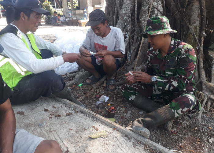 Gak Cuma Bangun Jalan! Satgas TMMD 129 Salatiga Malah Asyik Ngopi dan Curhat Bareng Warga Desa Cukil