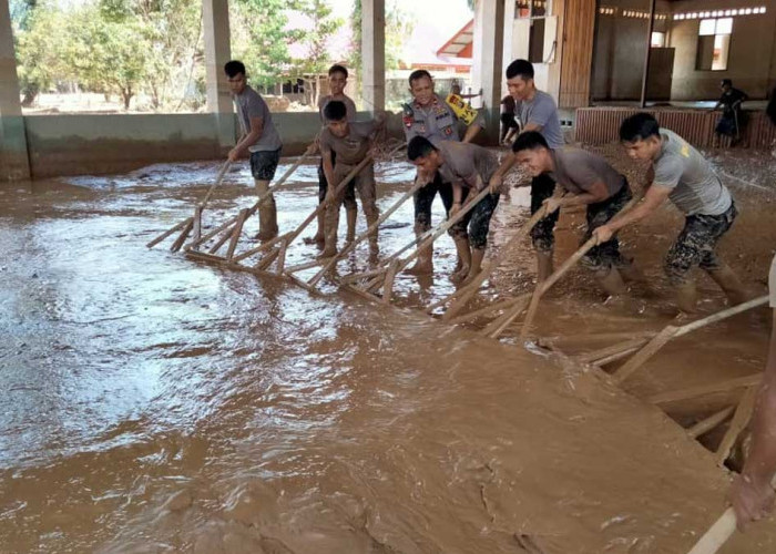 Aksi Nyata Brimob Polda Sumut: Bahu-membahu Bersihkan Lumpur di SMP Santo Fransiskus Pandan