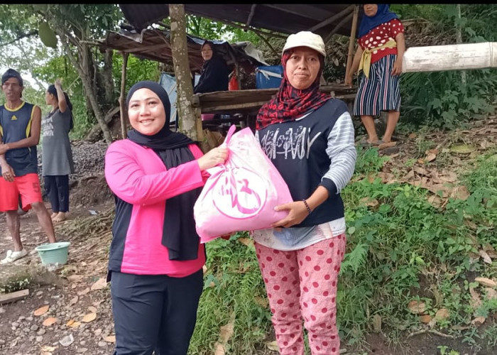 Pemecah Batu Terima Bantuan Sembako dari Yayasan Kemala Bhayangkari Lubuklinggau