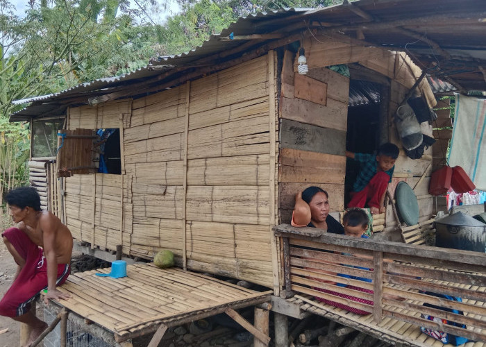 Keluarga Alias Tinggal di Gubuk Tepi Sungai Lingsing