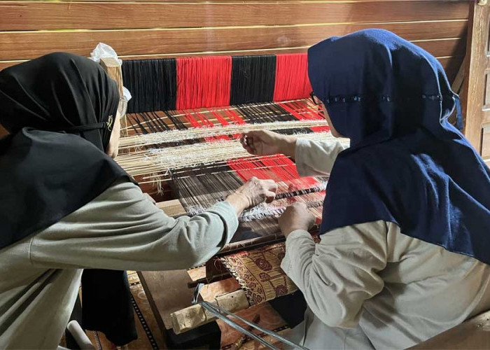 Ramah Lingkungan, Kerajinan Songket Binaan PT Bukit Asam Gunakan Pewarna Alami