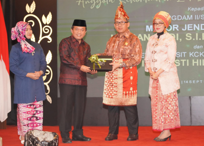 Dipasang Lacak dan Kain, Pangdam II/Swj Jadi Anggota Kehormatan Lembaga Adat Melayu Jambi