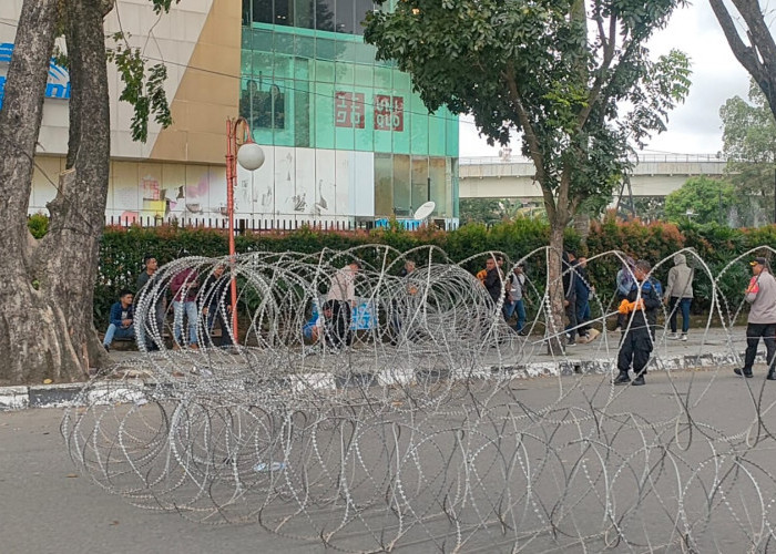 Polisi Pasang Kawat Berduri di Kawasan DPRD Sumsel, Terjunkan Ribuan Personel
