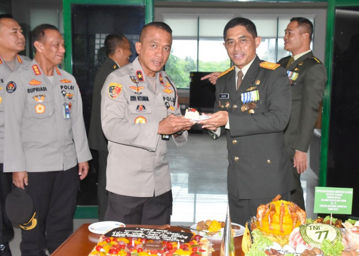  Surprise Kepada Danrem 044/Gapo, Wakapolda Beri Nasi Tumpeng Beserta Ucapan HUT TNI Ke-77