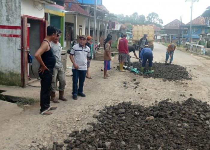 Jalan Provinsi Sekayu-Pali Rusak, Pemkab Muba Bersama Warga Turun Tangan Lakukan Perbaikan 