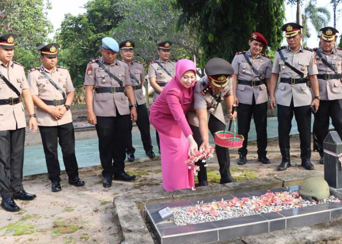 Pimpin Upacara Tabur Bunga di Pusara Pejuang, AKBP Bagus Suryo Ingatkan Anggota Jangan Lupakan Sejarah