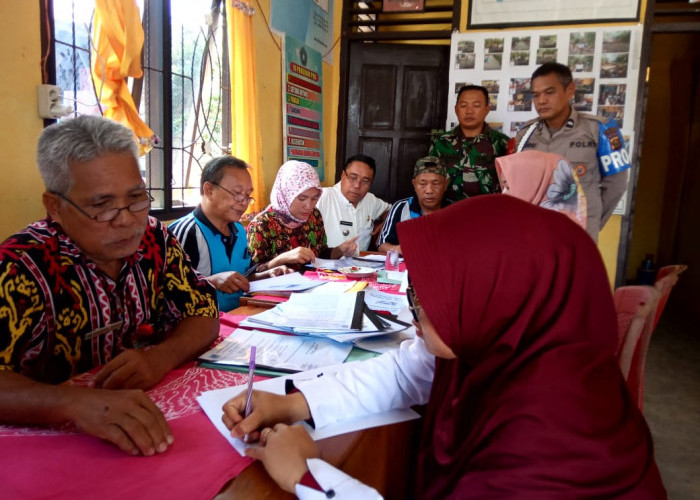 Tim Monev Periksa Laporan Administrasi Pemdes Tanjung Kurung 