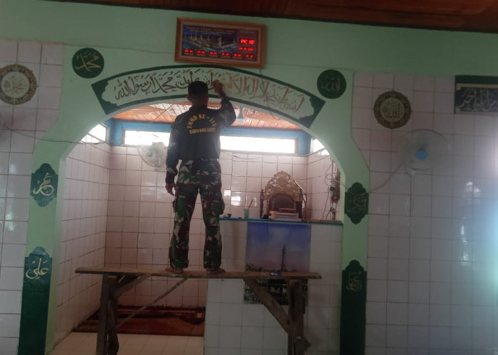 Warna Hijau Semakin Memperindah Kaligrafi Masjid Prabu Nurul Iman