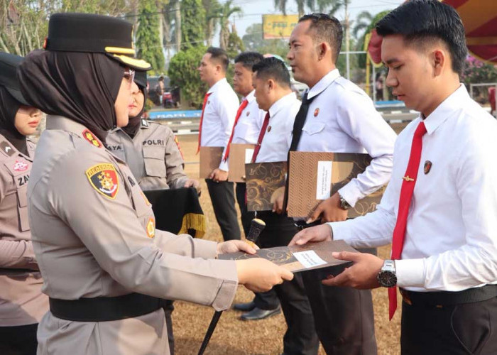Kapolres Ogan Ilir Beri Penghargaan Anggota Berprestasi Ungkap Kasus Pembunuhan dan Narkotika