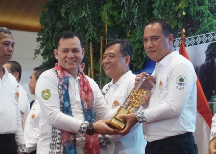 Pemprov Sumsel Berikan Trophy dan Piagam Penghargaan Kepada Para Pegiat Lingkungan Hidup Sumsel