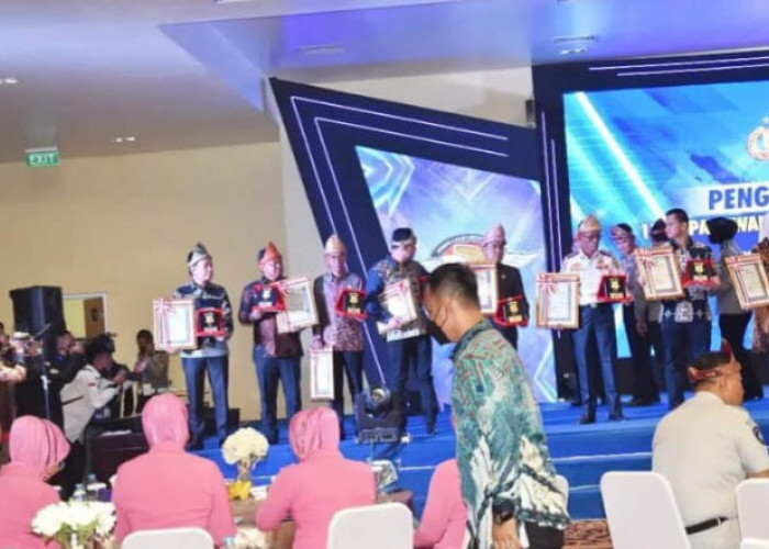 Ketua DPRD Ogan Ilir Soeharto Hs, Bersama Bupati Ogan Ilir Panca Wijaya Akbar, Terima Penghargaan dari Kapolda