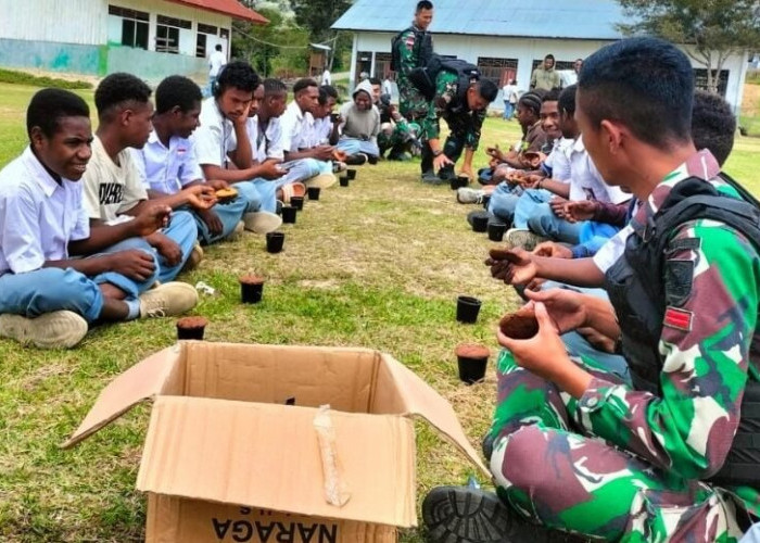Intip Keseruan Prajurit Raider 142/ KJ Ajak Siswa di Papua Pegunungan Minum Susu