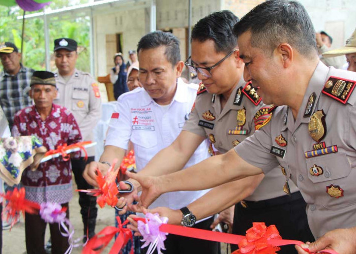 Program '1 Polsek 1 Rumah' Dijalankan: Kapolres OKU Timur Serahkan Kunci Rumah Baru di Semendawai