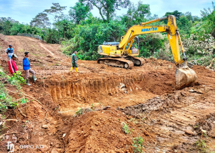 Alat Berat Excavator Mulai Mengeruk Tanah Titik 1 Plat Duiker