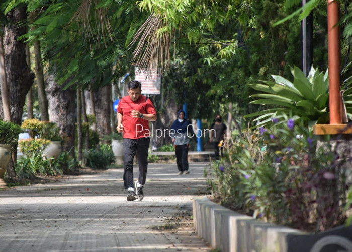 Dua orang melakukan lari kecil di jogging track Taman Kambang Iwak, di Jl. Tasik, Talang Semut, Kecamatan Bukit Kecil, Kota Palembang, Sumatera Selatan, Jum'at  (14 Januari 2023). Foto : Alhadi Farid/Palpres.Com
