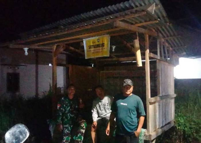 Sambangi Pos Satkamling Dini Hari, Aksi Sigap Babinsa Koramil Pagaralam Bersama Warga Banjir Pujian