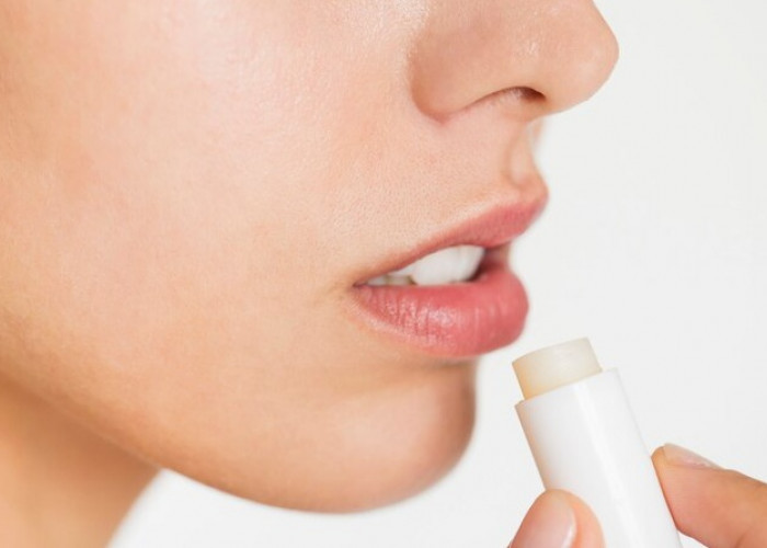 7 Produk Lip Balm Paling Bagus yang Bisa Kamu Gunakan untuk Mengatasi Bibir Pecah dan Kusam