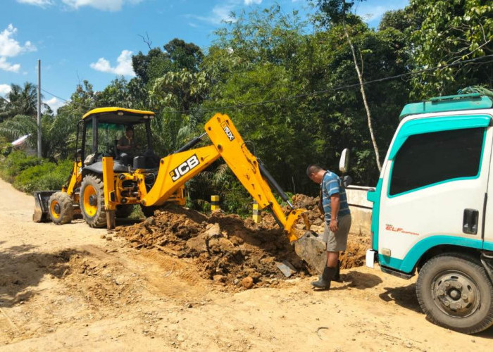 PUPR Muba Langsung Perbaiki Jembatan di Sungai Keruh Usai Terima Laporan Masyarakat