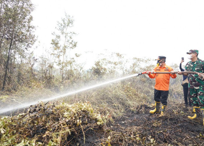 Pj Bupati Muba Bermalam di Kecamatan Lalan, Usai Seharian Padamkan Api Karhutbunlah