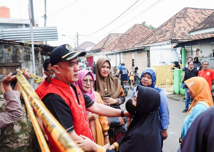 Ringankan Beban Korban Kebakaran 27 Ilir Palembang, RM Yusuf Indra Kesuma Serahkan Bantuan
