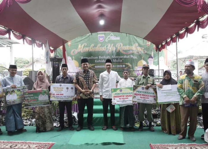 Momen Hangat Bupati Enos di Desa Nusa Tunggal: Ramadan Bukan Sekadar Menahan Lapar, Tapi Pererat Persaudaraan