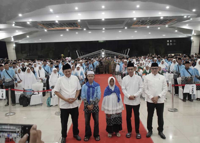 Isak Tangis Haru di Balai Rakyat! Bupati Enos Lepas 437 Jemaah Haji OKU Timur Kloter 1 Menuju Madinah