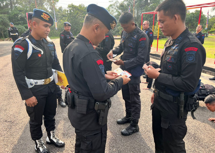 Tertib Administrasi dan Sikap Tampang, Provos Satbrimob Polda Sumsel Batalyon B Pelopor Laksanakan Pemeriksaan