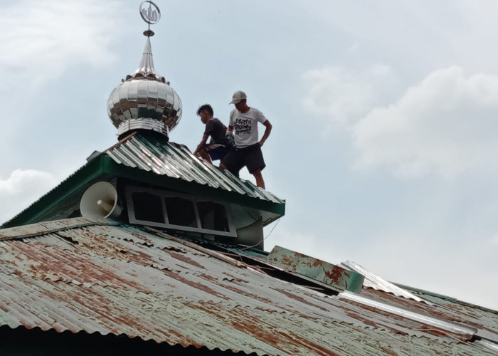 Giliran Atap Masjid Nurul Iman yang Dibongkar