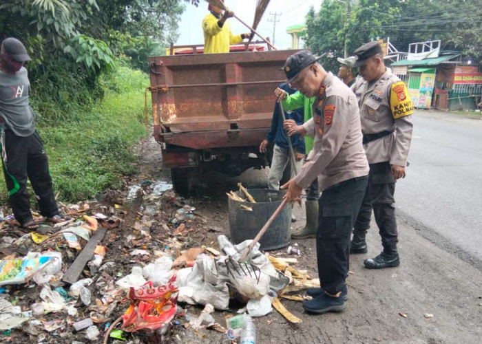 Kondisi Terminal Timbangan Indralaya Berubah Drastis, Personel Polres Ogan Ilir Turun Tangan Bersihkan Sampah