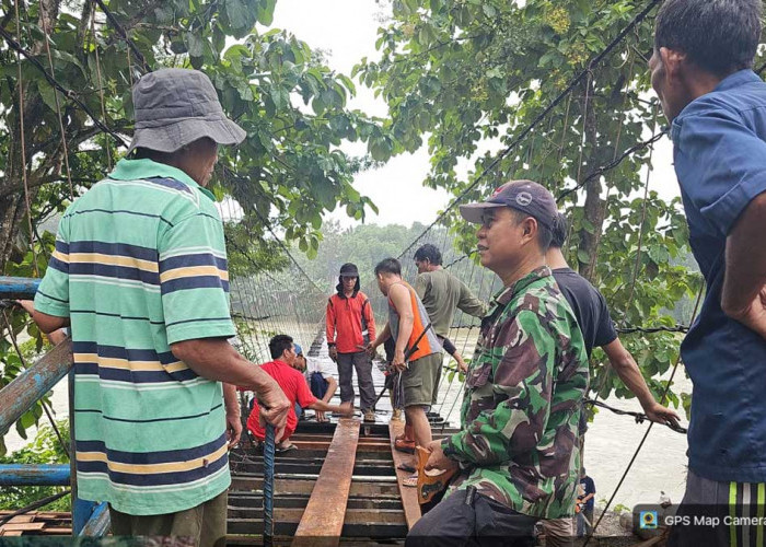 Urat Nadi Ekonomi Warga! Pemdes Banjarsari Lahat Perbaiki Jembatan Gantung Sepanjang 160 Meter