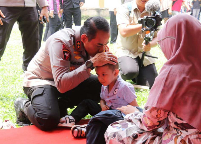 Puncak HKGB ke-72, Polda Sumsel Berangkatkan Umroh, Bedah Rumah Hingga Beri Bantuan Kursi Roda