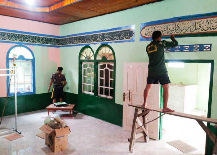 Dinding Bagian Dalam Masjid Prabu Nurul Iman Dicat