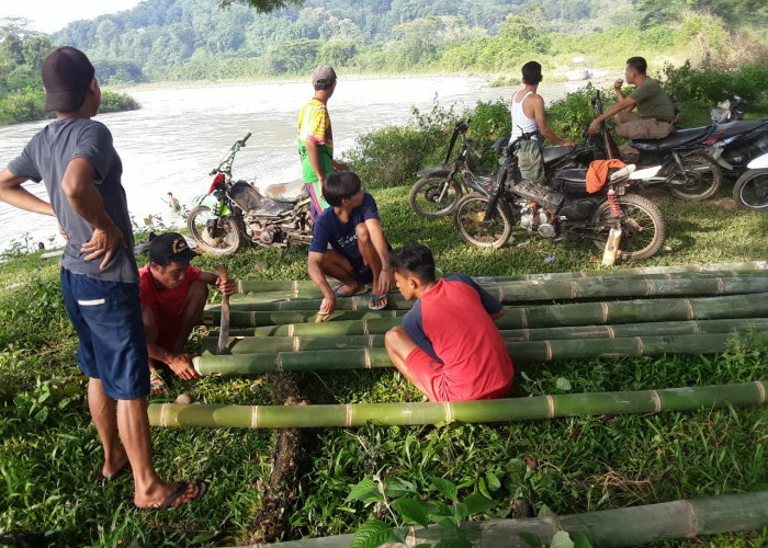 Bambu Dirakit, Angkut Mesin Bor Seberangi Sungai Lematang
