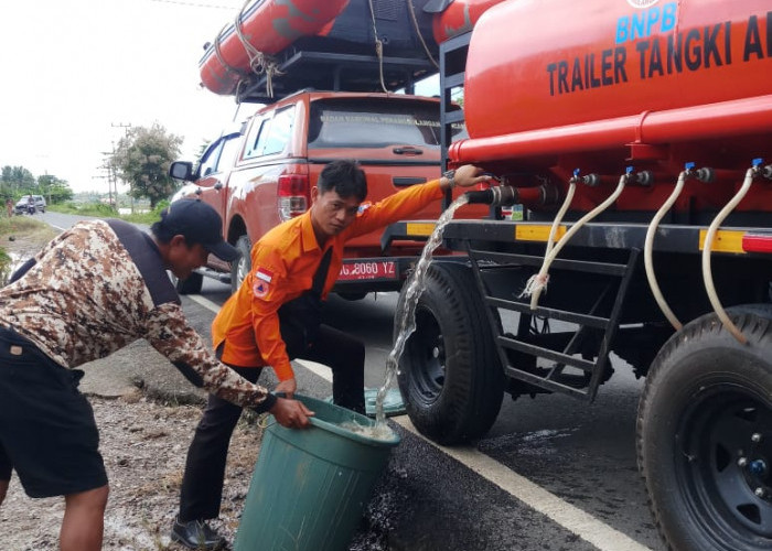 Pasca Banjir Melanda di OKU Timur Pada Lebaran Pertama, Pemkab Berikan Bantuan Air Bersih