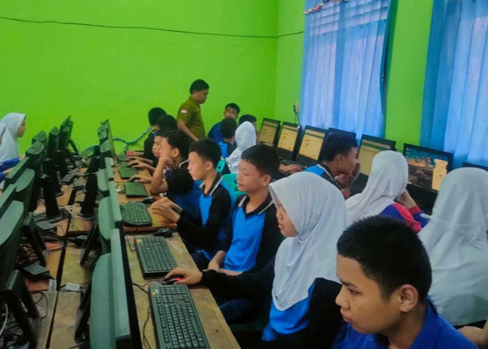 Bak Ujian CAT CPNS! Puluhan Siswa SMPN 3 Lahat Beraksi di Depan Komputer Jalani Simulasi TKA