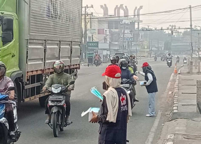 Kualitas Udara Masuk Level Bahaya: PMI Ogan Ilir Bagikan Ribuan Masker Gratis ke Pengguna Jalan