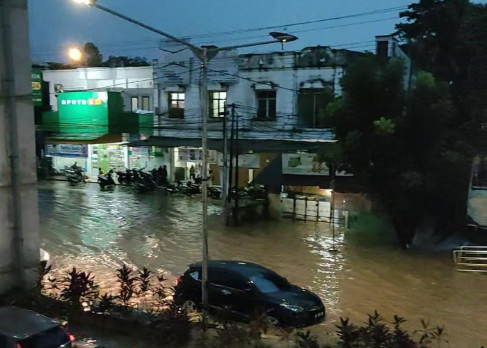 Tiga Jam Diguyur Hujan Deras, Palembang Terendam Banjir 