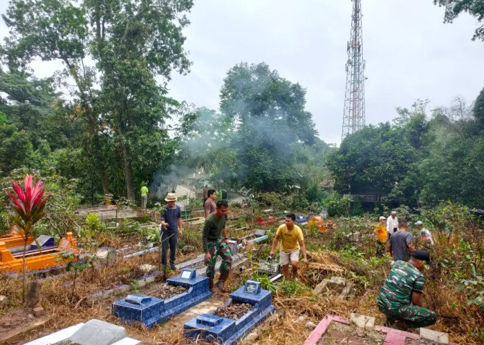 Sambut Ramadan 2023, Anggota Koramil Merapi Gotong Royong Bersihkan Makam