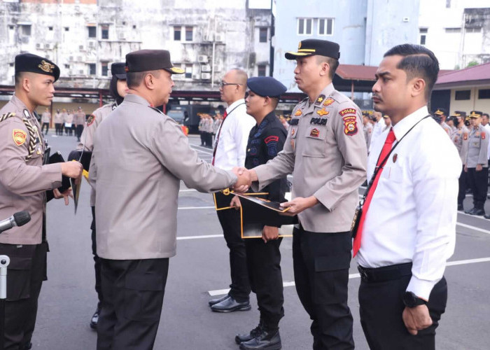  3 Anggota Polisi di Sumsel Terima Pin Emas, Ungkap Kasus Pidana Selama Tahun 2022