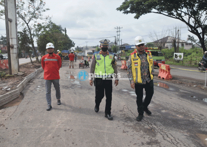 Ketua Tim Pelaksana Harian Proyek Kerjasama Pemerintah dengan Badan Usaha (KPBU), Perwira Menggala Wicaksana ST (kanan), bersama petugas kepolisian dan tim mengecek peralihan arus sementara di Jalan Alamsyah Ratu Prawiranegara dan Jalan Soekarno Hatta, Rabu, (18 Januari 2023). Foto : Alhadi Farid/Palpres.Com