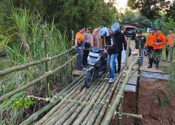 Darurat! Jembatan Muara Kumbang Ogan Ilir Roboh, Begini Cara Warga Kandis Tetap Bisa Menyeberang