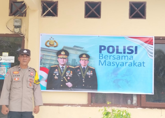 Pererat Kedekatan dengan Masyarakat, Bhabinkamtibmas Polsek Lalan Pasang Spanduk Imbauan