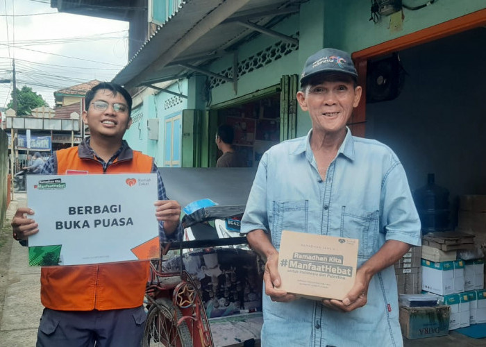 Berkah Ramadan! Rumah Zakat Bagikan Paket Ini untuk Pak Yanto, Tukang Becak di Talang Semut