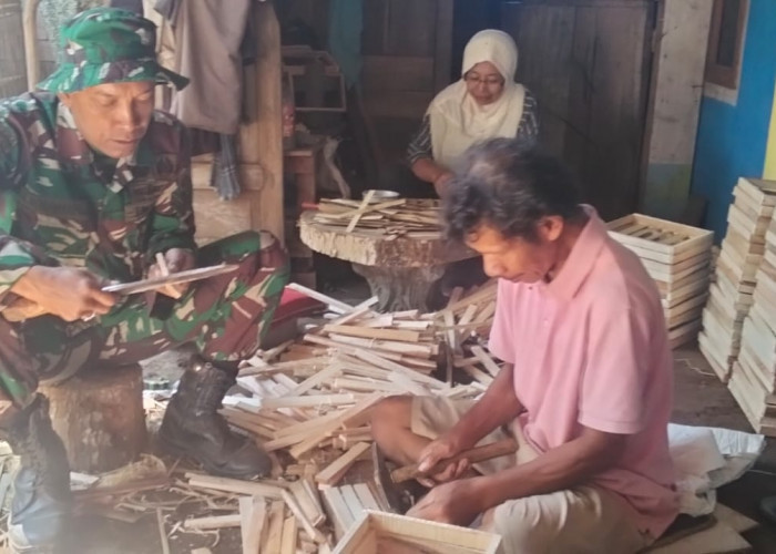 Kisah Sukses Pak Basir: Kotak Bandeng Kreatif dari Desa Cukil yang Curi Perhatian di TMMD 129!