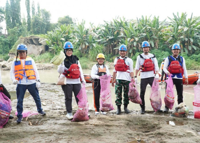 PTBA Gelar Susur Sungai, Angkut 1,56 Ton Sampah dari Sungai Enim