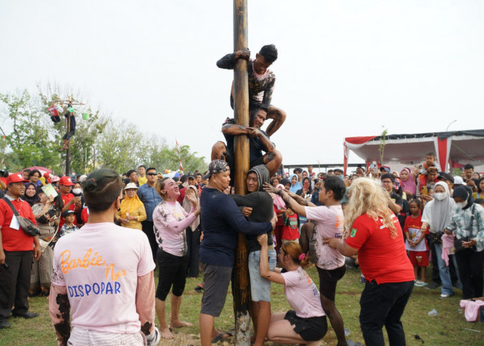 Antuasias Masyarakat Saksikan Lomba Panjat Pinang di Muba, Bertabur Hadiah hingga Disaksikan Pj Bupati