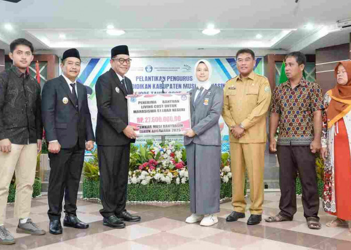 Prestasi Mahasiswa Asal Muba Ini Diapresiasi, Bupati HM Toha Beri Bantuan Living Cost Rp27,6 Juta