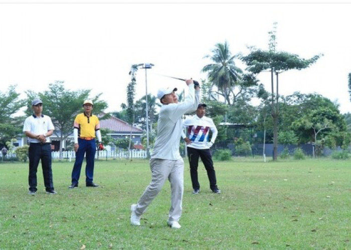 Pangdam II Swj dan Walikota Ridho Yahya Adu Kebolehan Main Golf di Friendly Tour Golf PHRZ 4